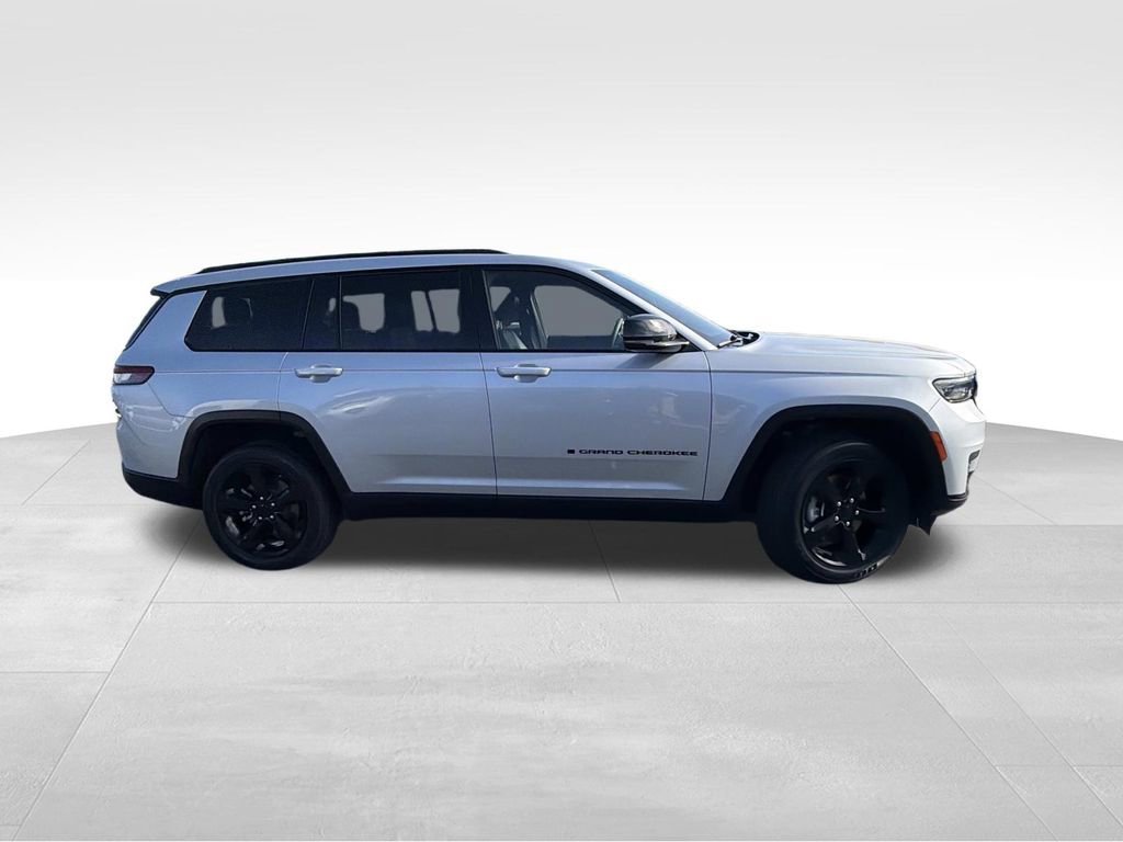 Used 2023 Jeep Grand Cherokee L Laredo image 2