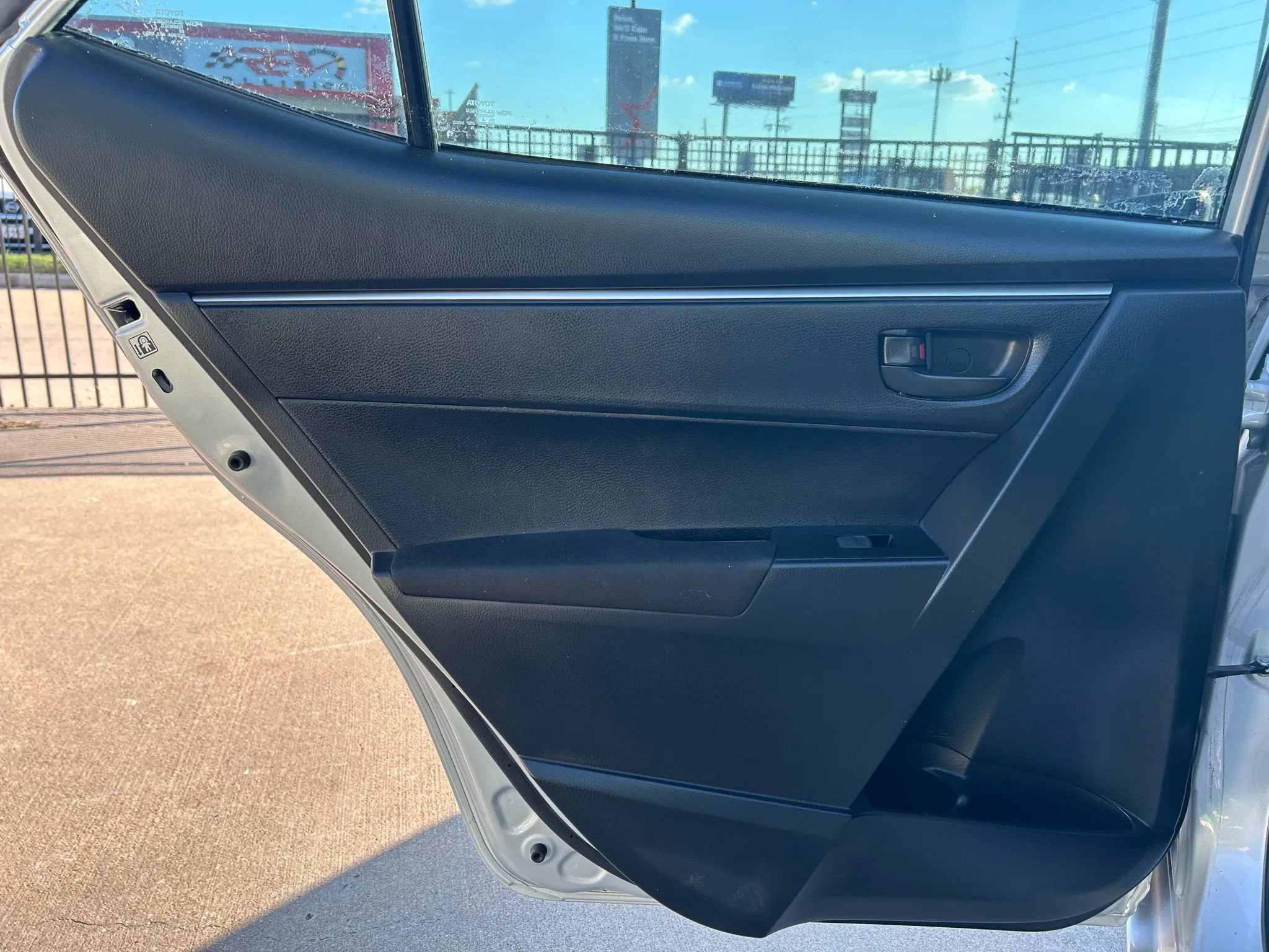 Used 2015 Toyota Corolla L image 17