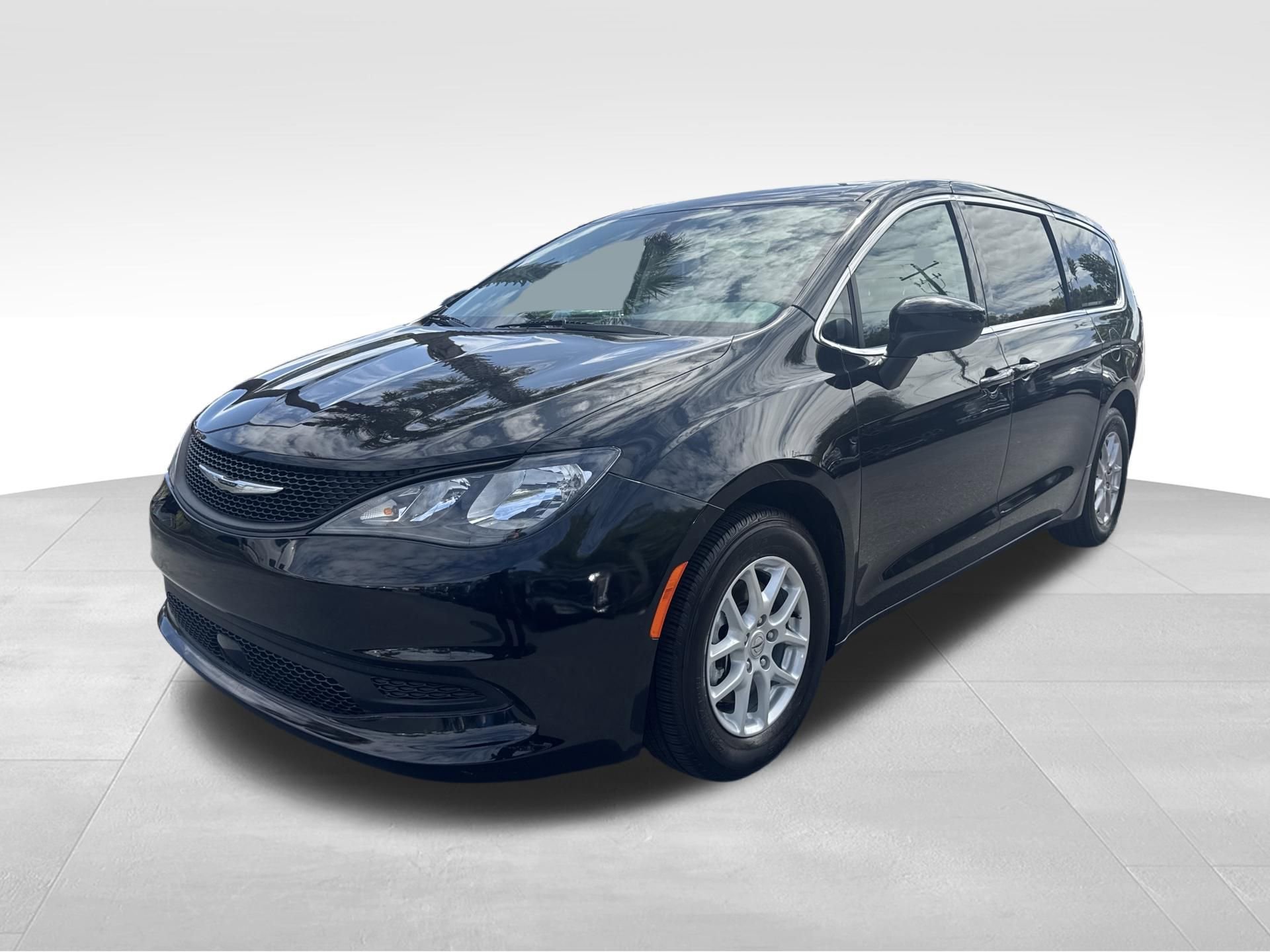 Used 2023 Chrysler Voyager LX image 18