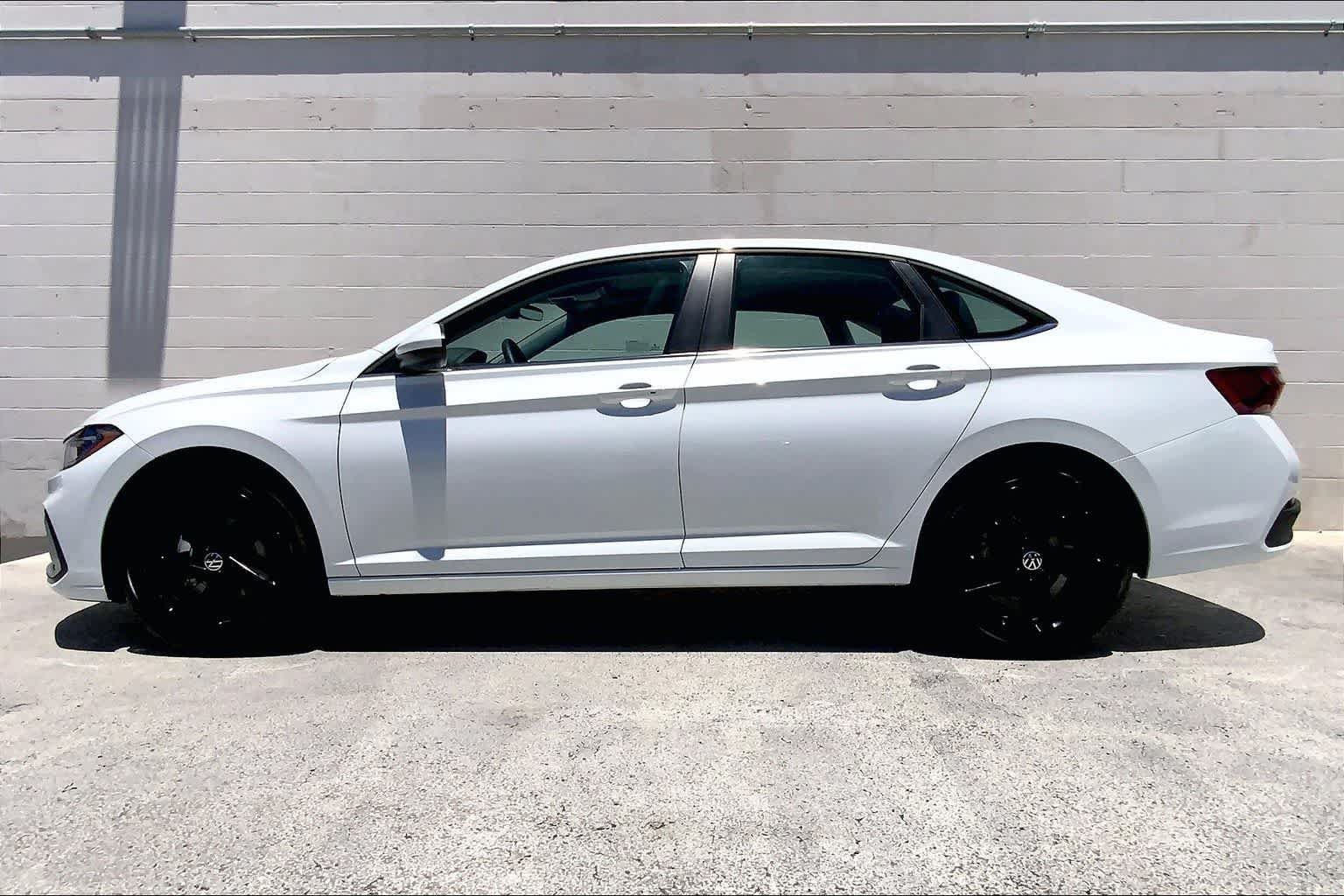 Used 2026 Volkswagen Jetta SE FWD image 3