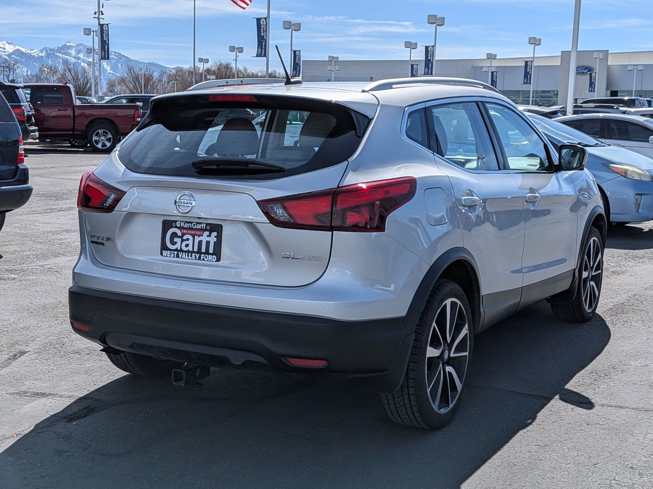 Used 2017 Nissan Rogue Sport SL image 3