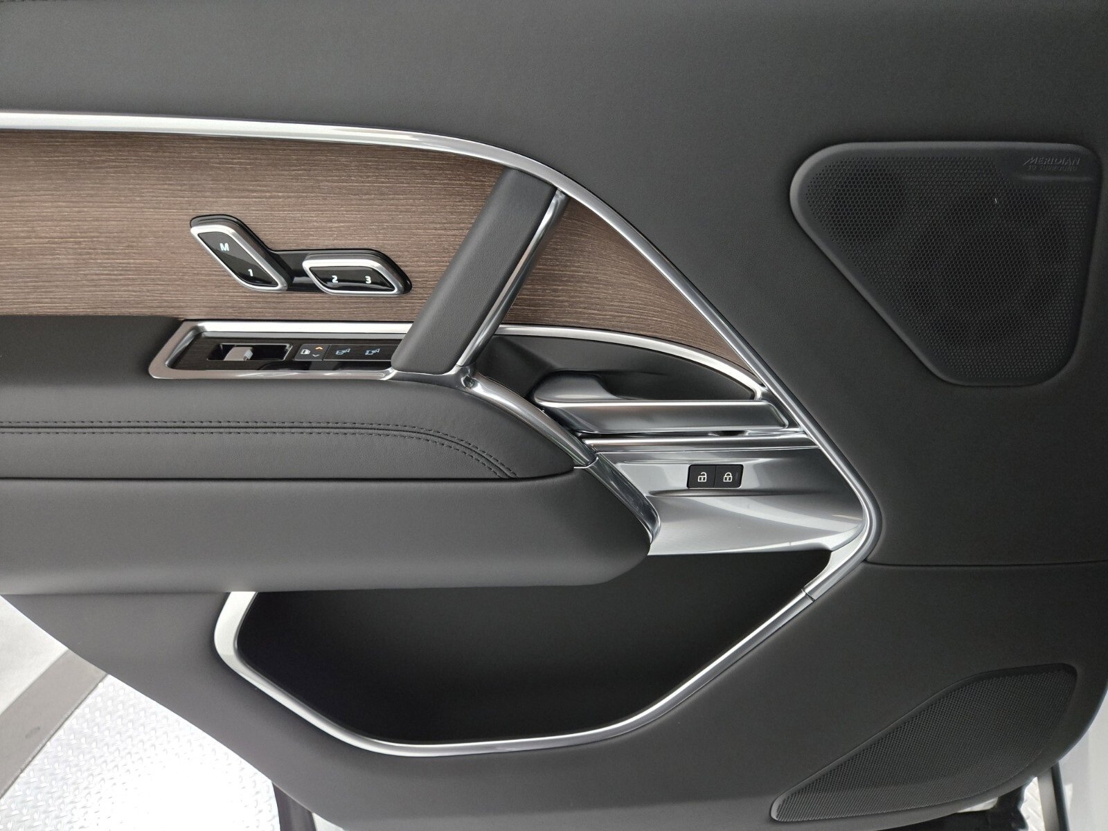 New 2025 Land Rover Range Rover Long Wheelbase SE image 20