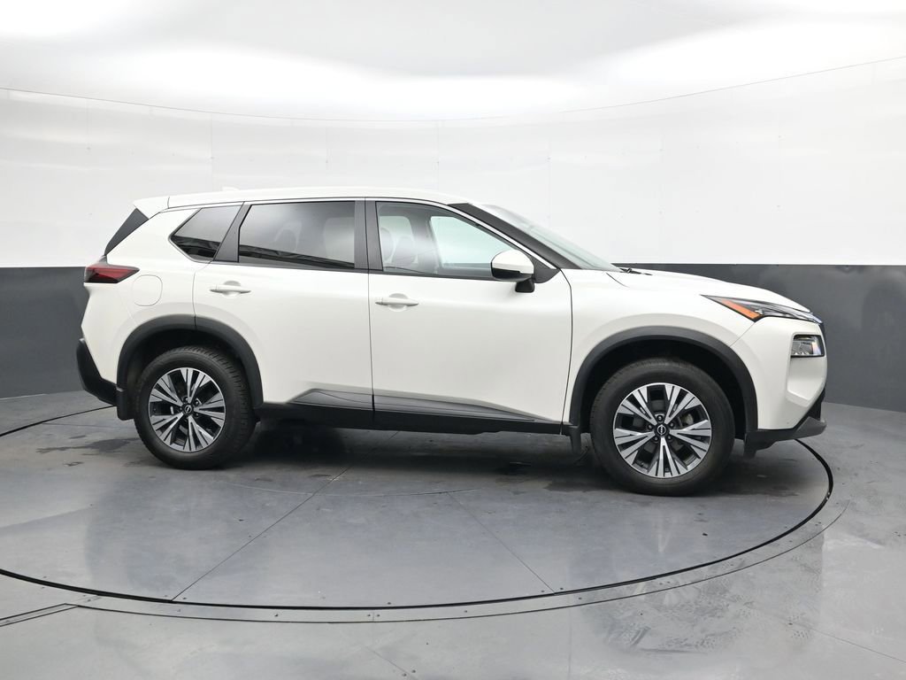 Used 2022 Nissan Rogue SV image 3