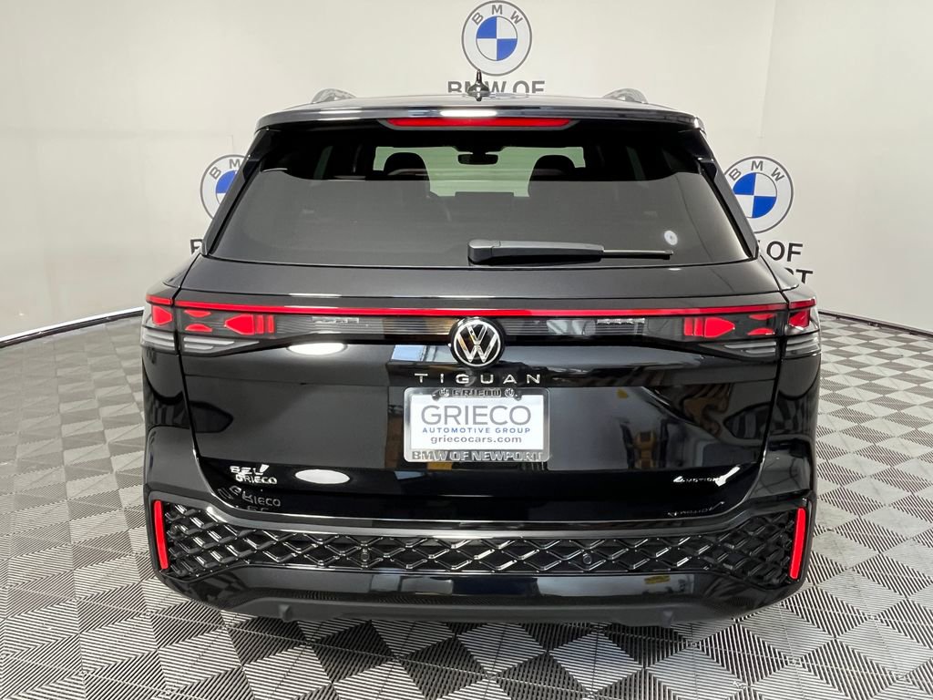 Used 2025 Volkswagen Tiguan SEL R-Line image 11