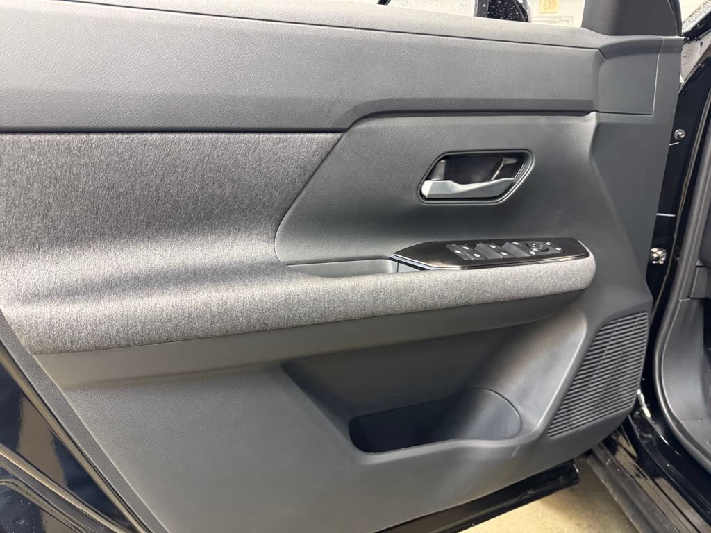 Used 2026 Nissan Kicks SV AWD/4WD image 8