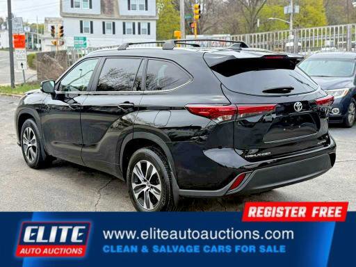 Used 2023 Toyota Highlander XLE AWD/4WD image 3