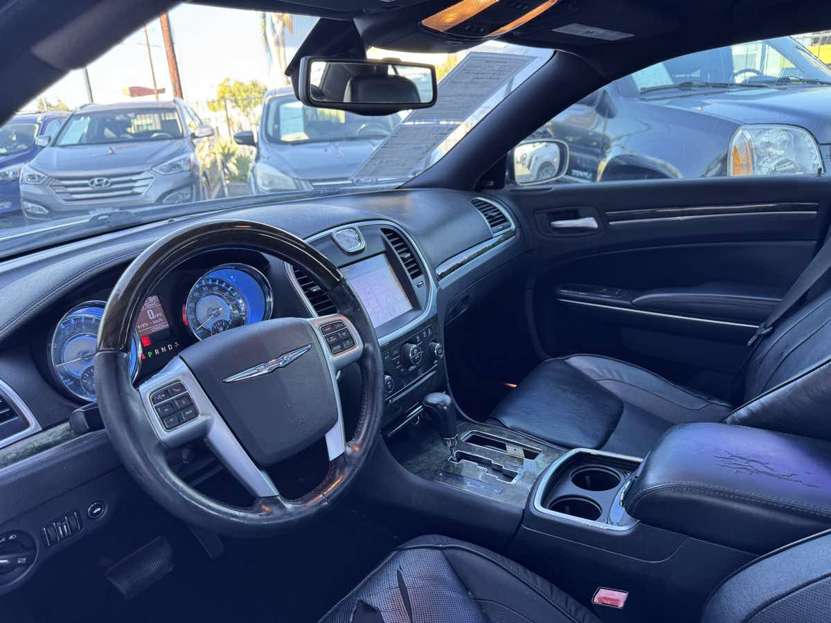 Used 2011 Chrysler 300 C RWD image 31