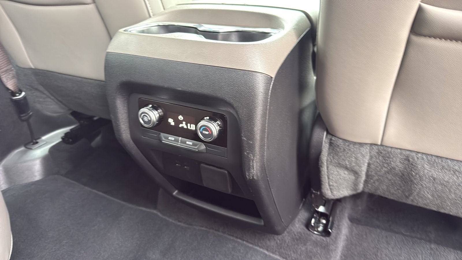 Used 2026 GMC Acadia Elevation w/ Elevation Premium Package FWD image 27