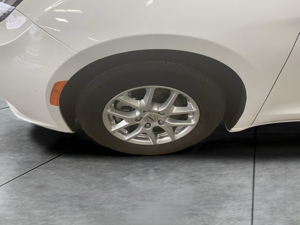 Used 2023 Chrysler Pacifica Touring image 19