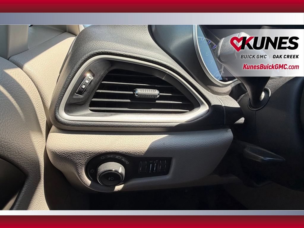 Used 2023 Chrysler Pacifica Touring-L FWD image 12