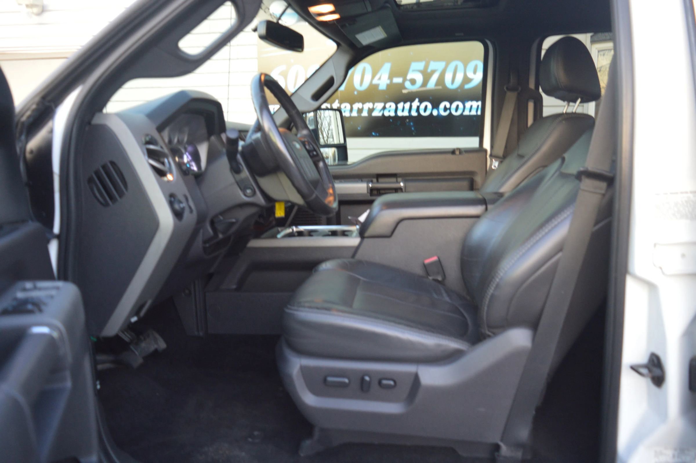 Used 2011 Ford F350 Lariat w/ Lariat Interior Pkg image 8