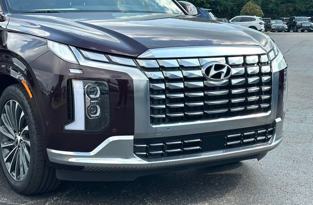 Used 2023 Hyundai Palisade Calligraphy FWD image 2
