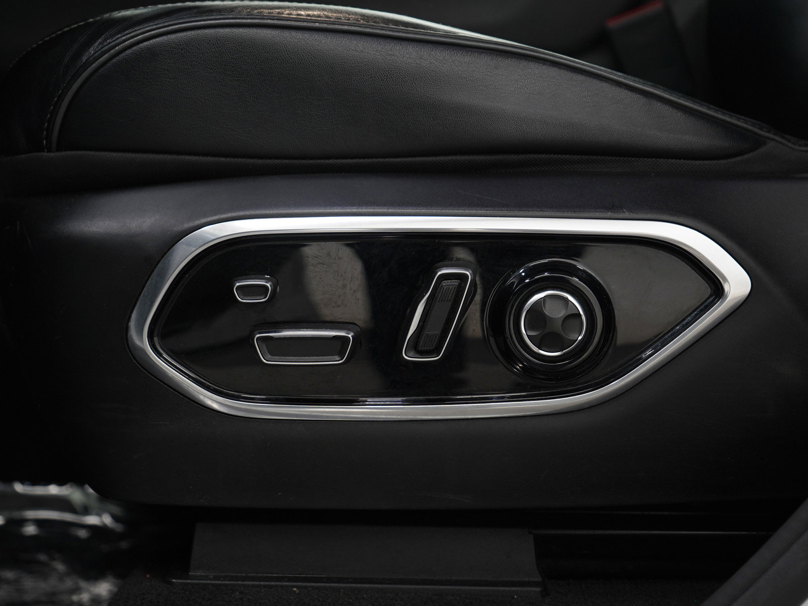 Used 2022 Jeep Grand Cherokee Overland w/ Luxury Tech Group IV image 24