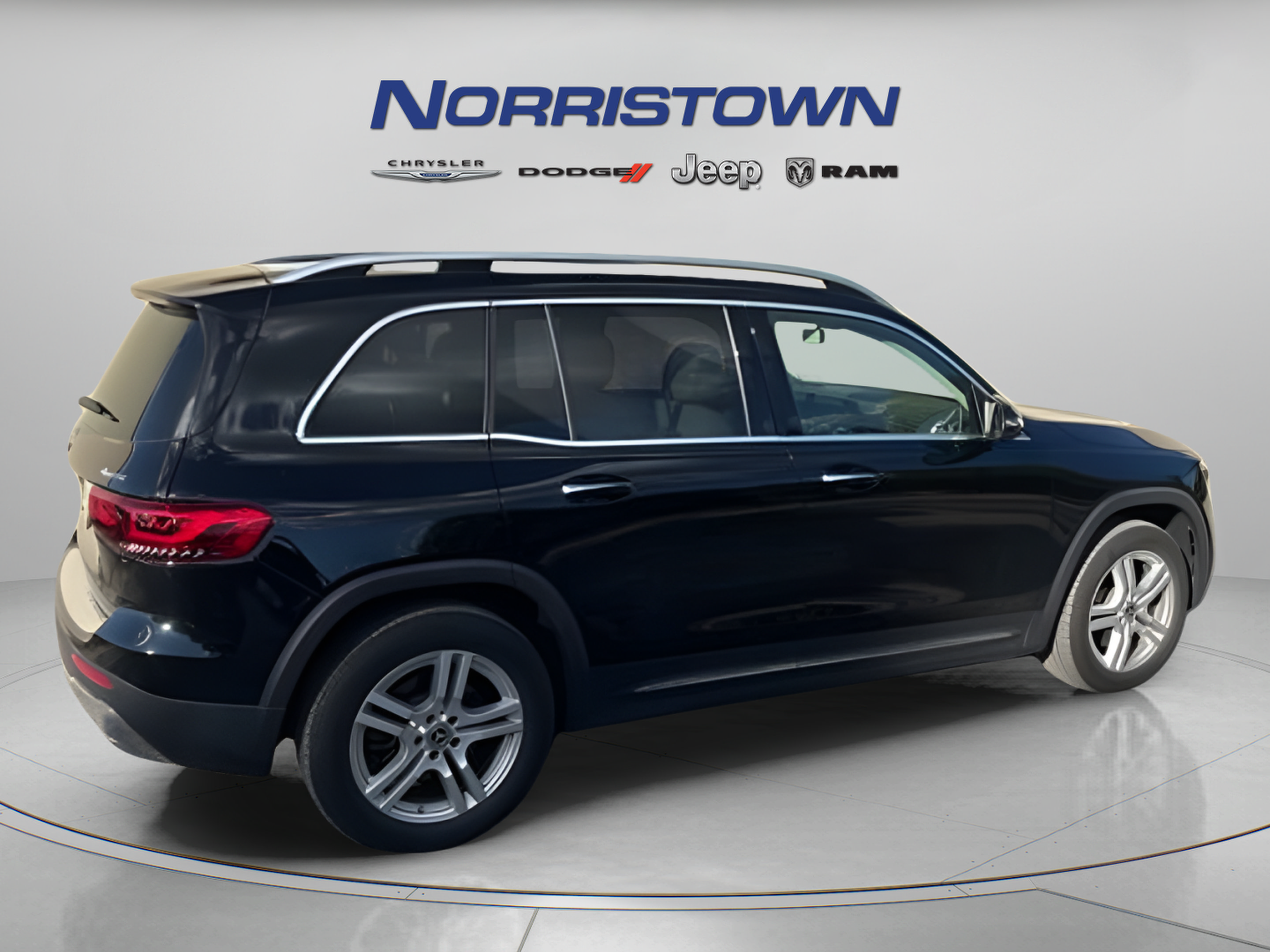Used 2023 Mercedes-Benz GLB 250 4MATIC image 5
