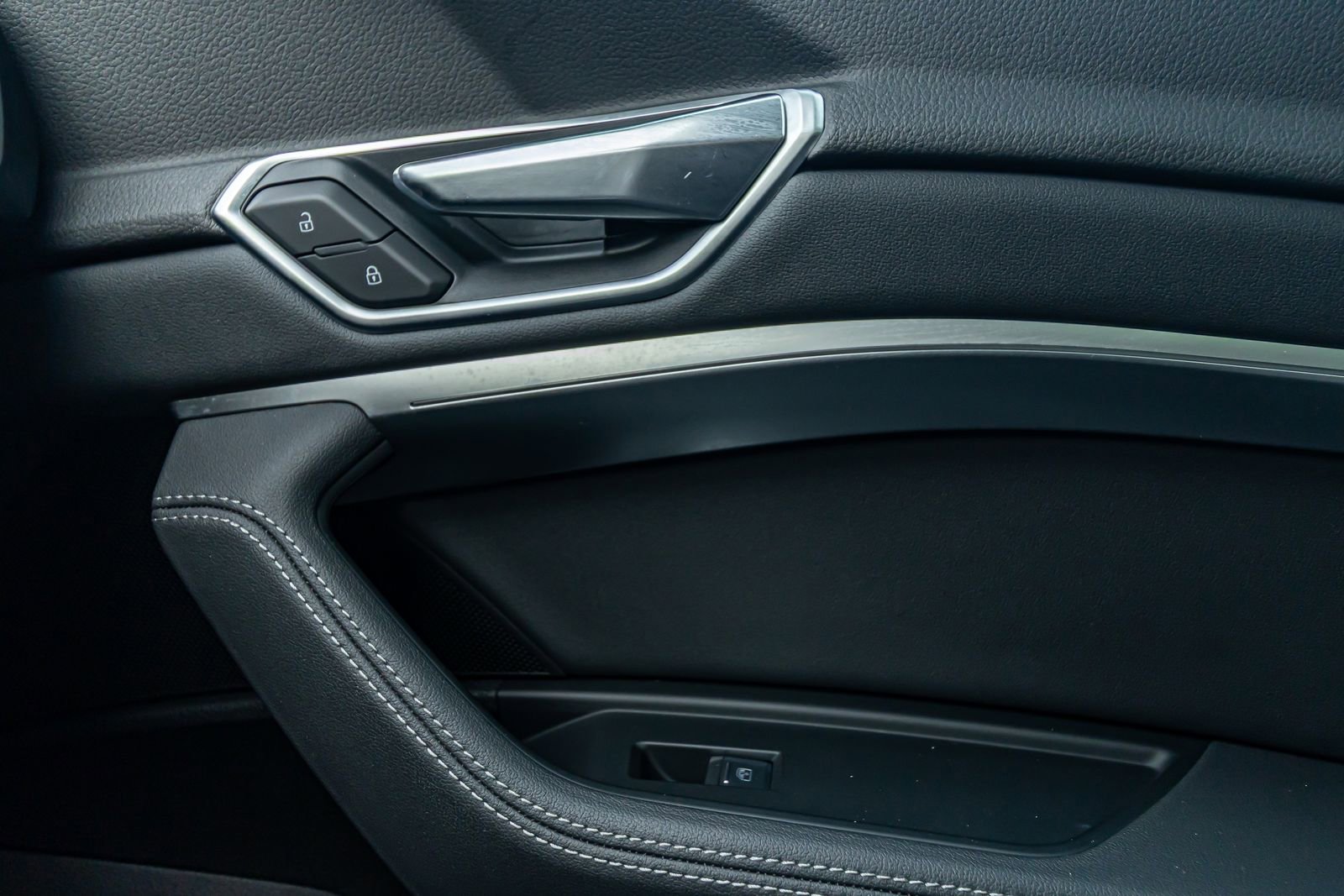 Used 2021 Audi e-tron Premium Plus w/ Premium Plus Package image 23