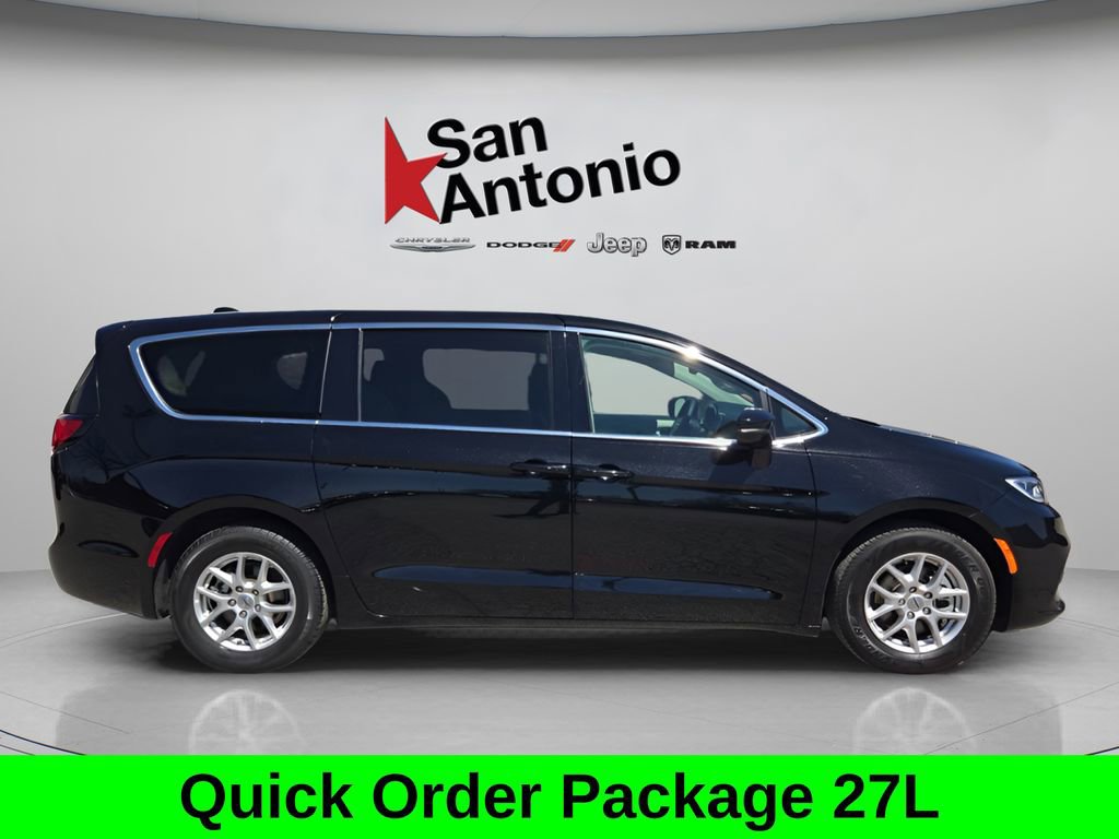 Used 2024 Chrysler Pacifica Touring-L image 4