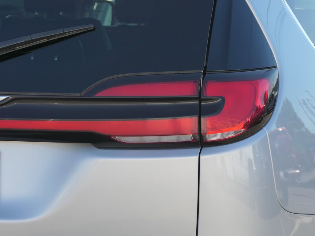 Used 2023 Chrysler Pacifica Touring-L image 5