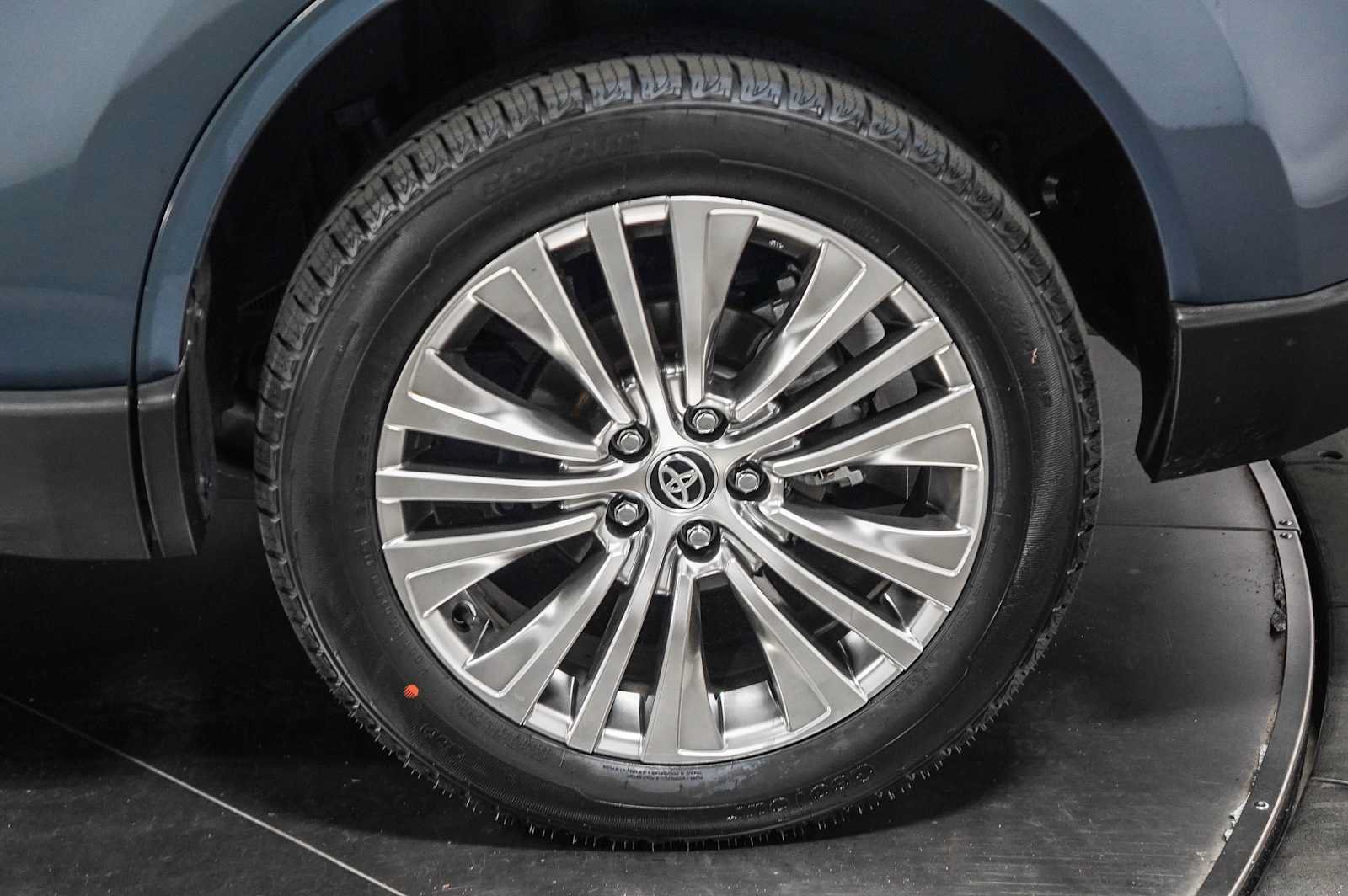 Certified 2023 Toyota Venza XLE AWD/4WD image 10