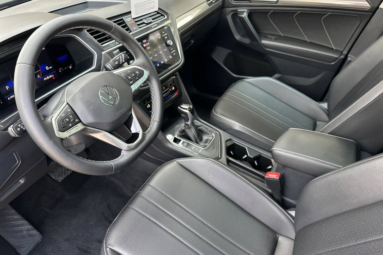 Used 2023 Volkswagen Tiguan SE w/ Panoramic Sunroof Package FWD image 10