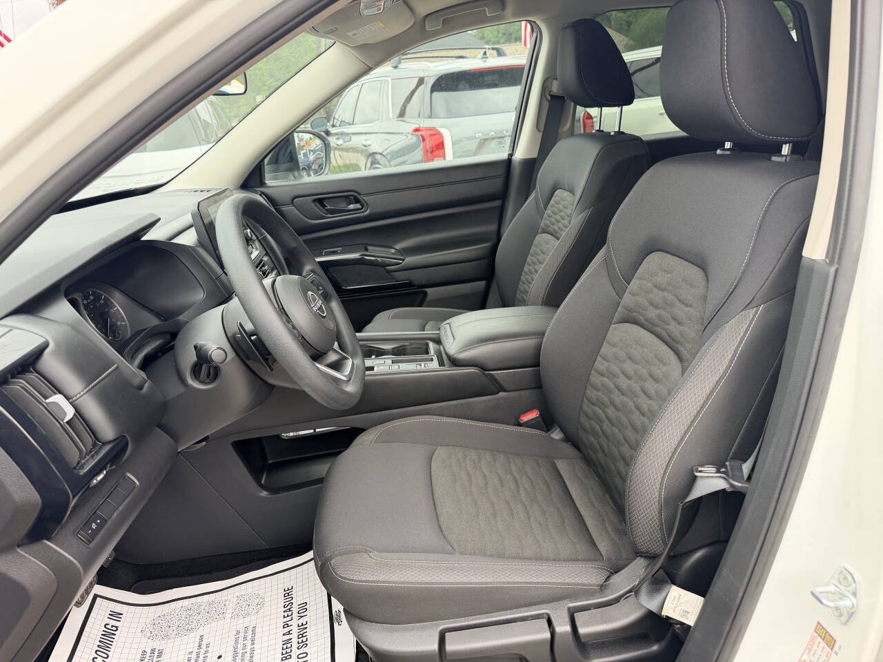 Used 2025 Nissan Pathfinder S FWD image 8