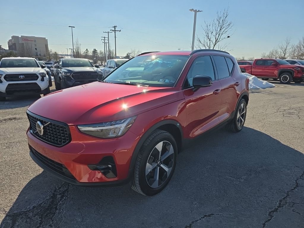 Used 2023 Volvo XC40 B5 Plus w/ Climate Package image 3