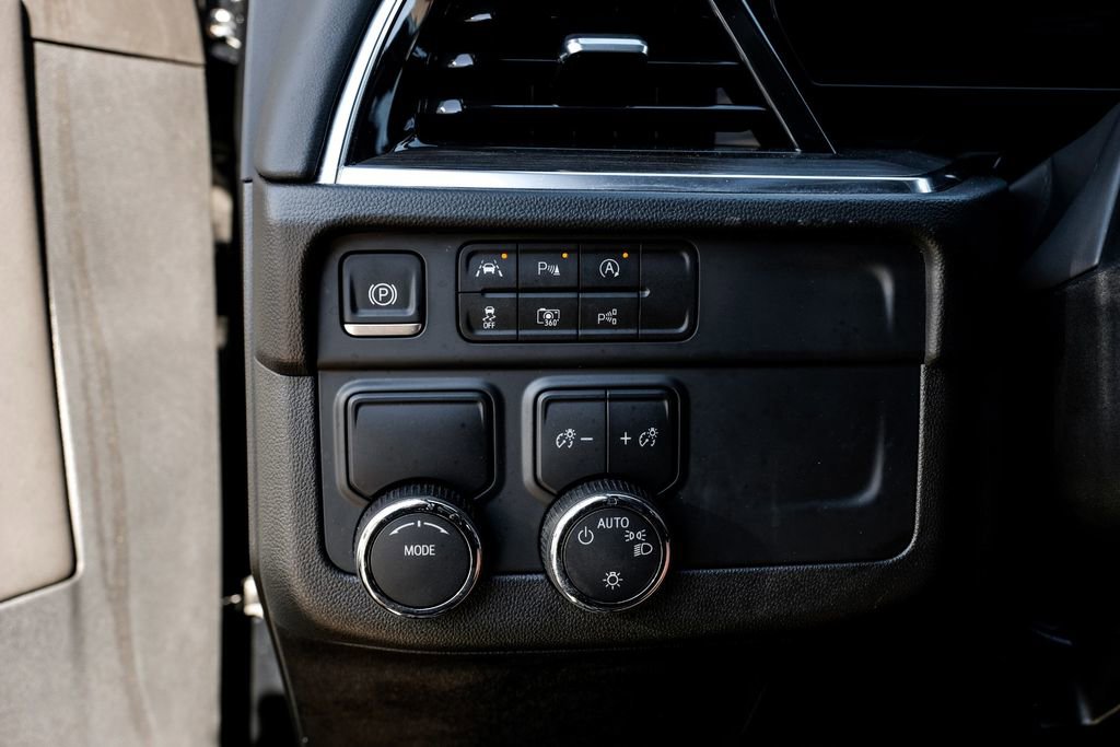 Used 2025 Chevrolet Suburban LS image 25