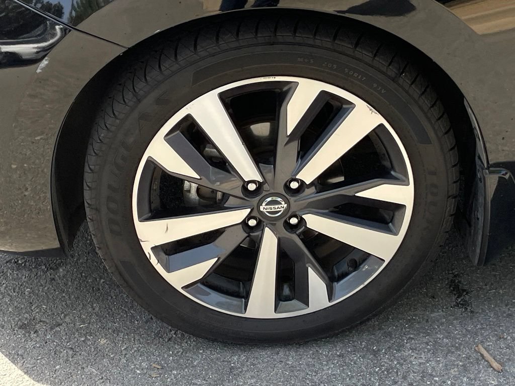 Used 2020 Nissan Versa SR FWD image 31