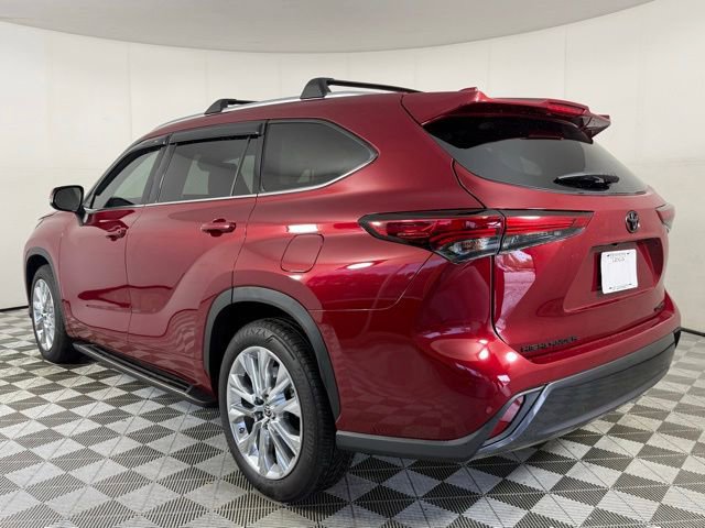 Used 2023 Toyota Highlander Limited FWD image 4