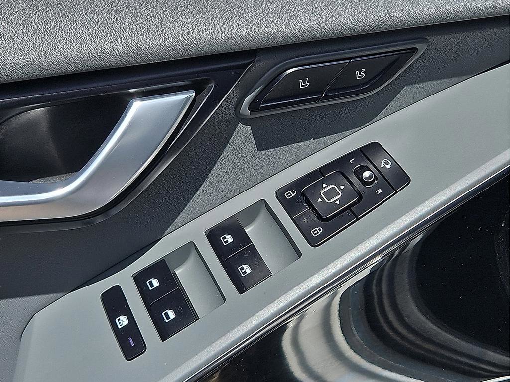 Used 2025 Kia Niro SX Touring image 10