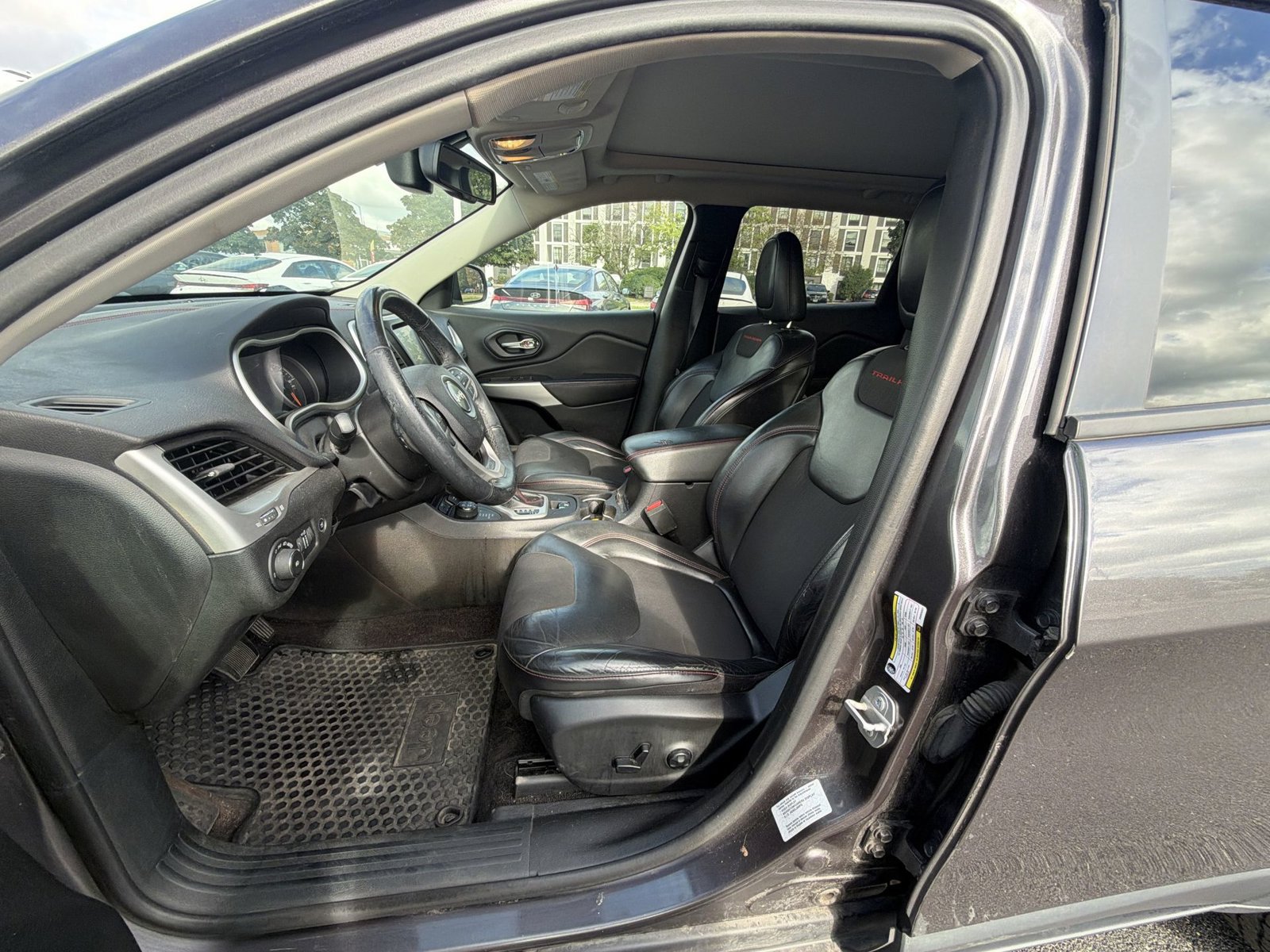 Used 2017 Jeep Cherokee Trailhawk w/ Comfort/Convenience Group AWD/4WD image 13
