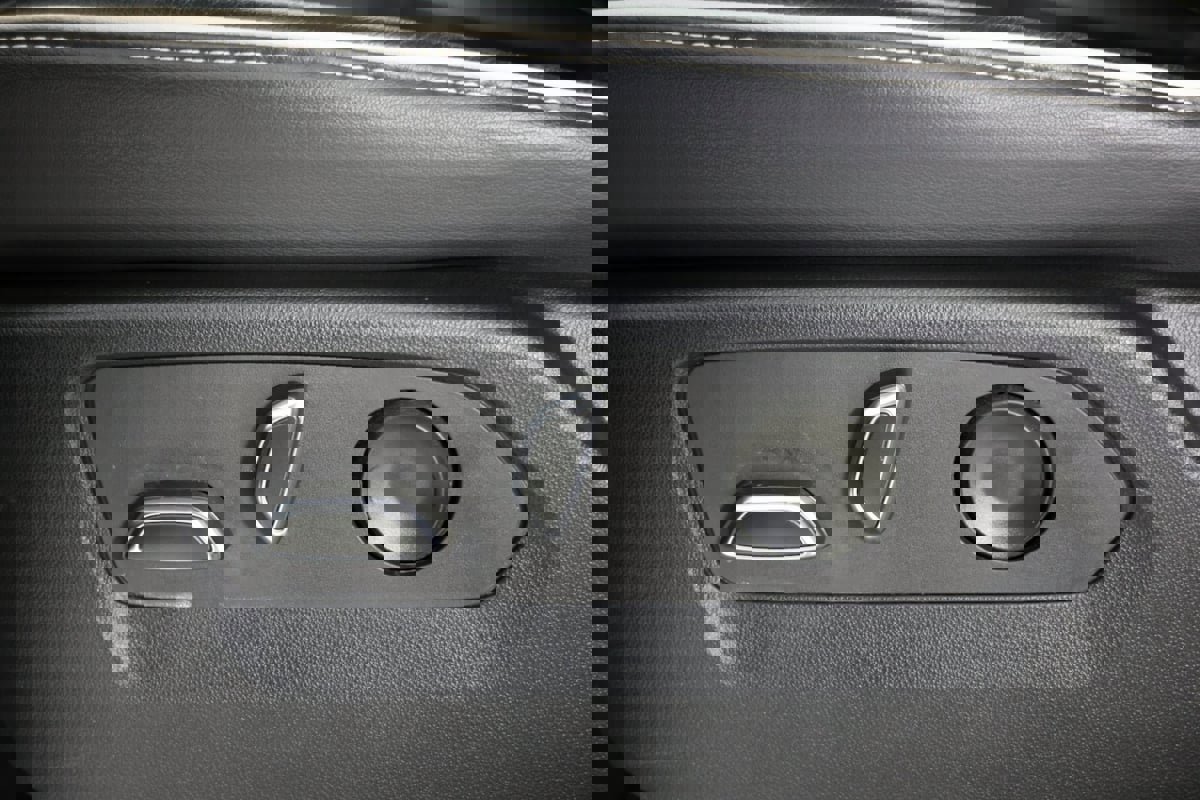 Used 2022 Cadillac Escalade Premium Luxury image 25