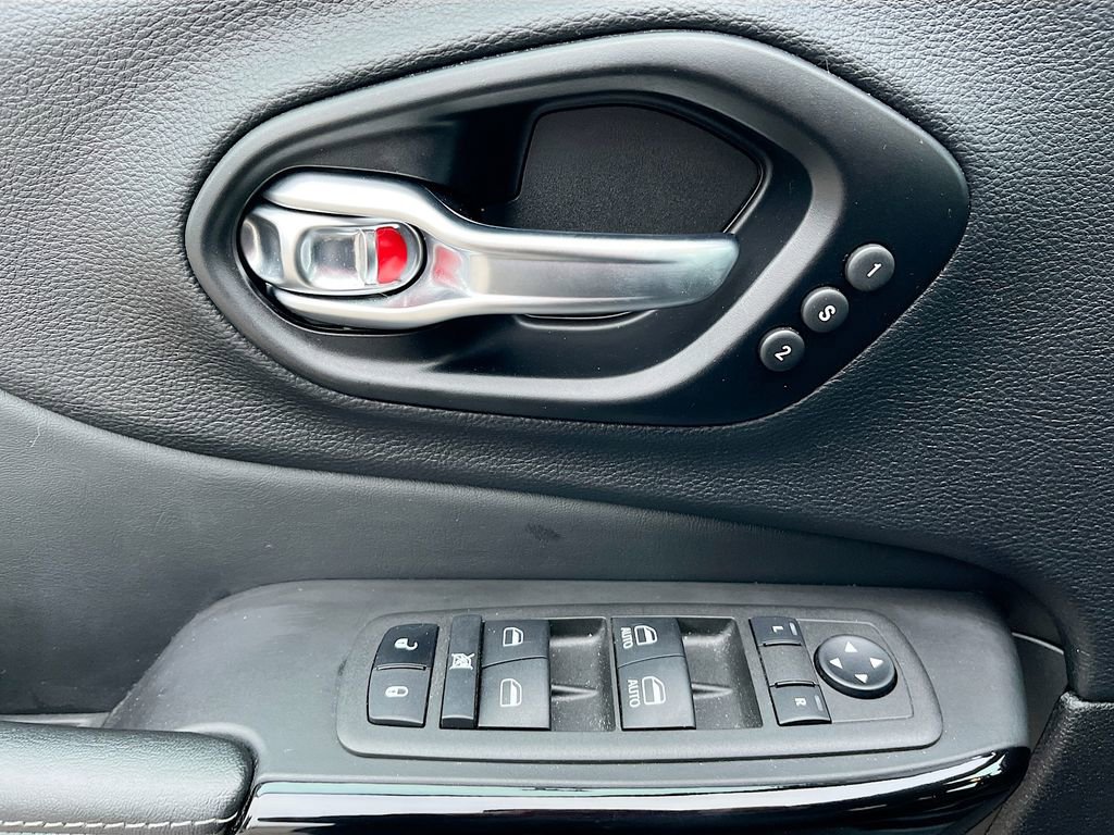 Used 2023 Jeep Cherokee Altitude Lux w/ Lux Elite Package image 18