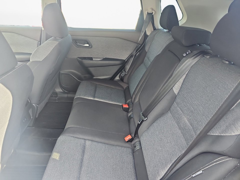 Used 2023 Nissan Rogue SV image 16