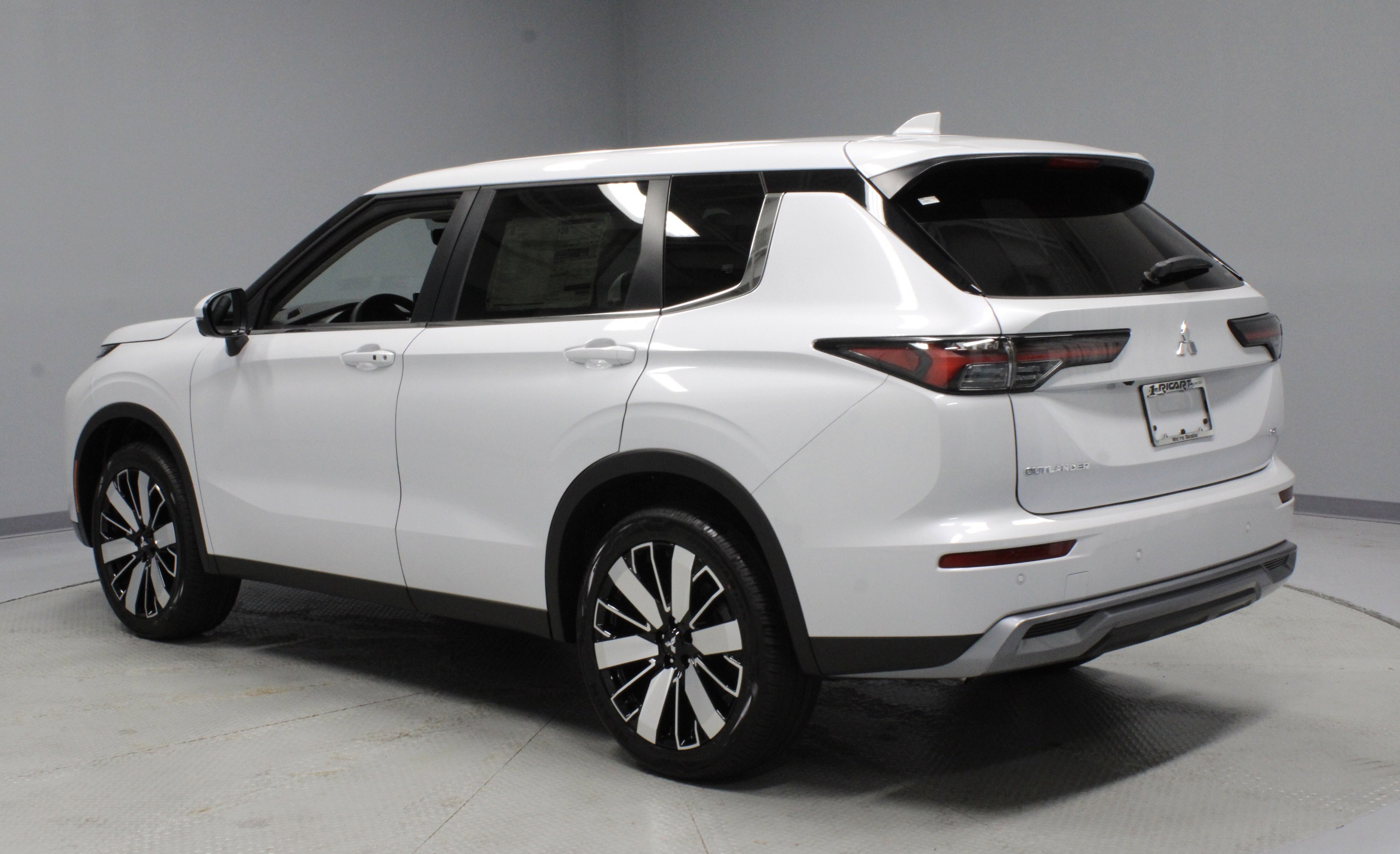 New 2025 Mitsubishi Outlander SE image 6