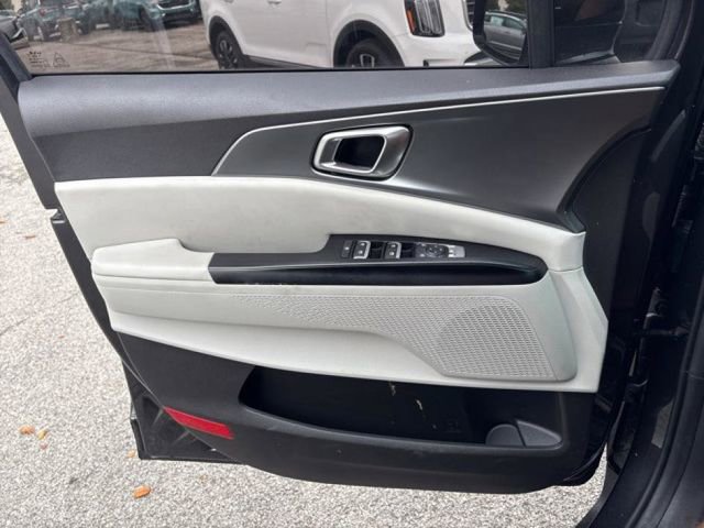 Used 2023 Kia Carnival LX image 25