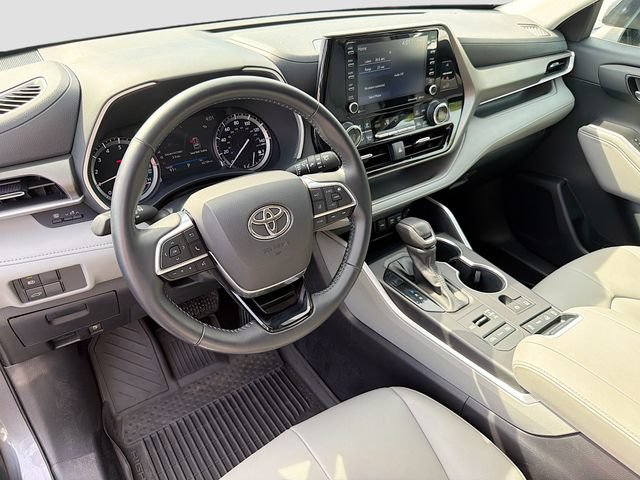 Used 2021 Toyota Highlander XLE AWD/4WD image 9