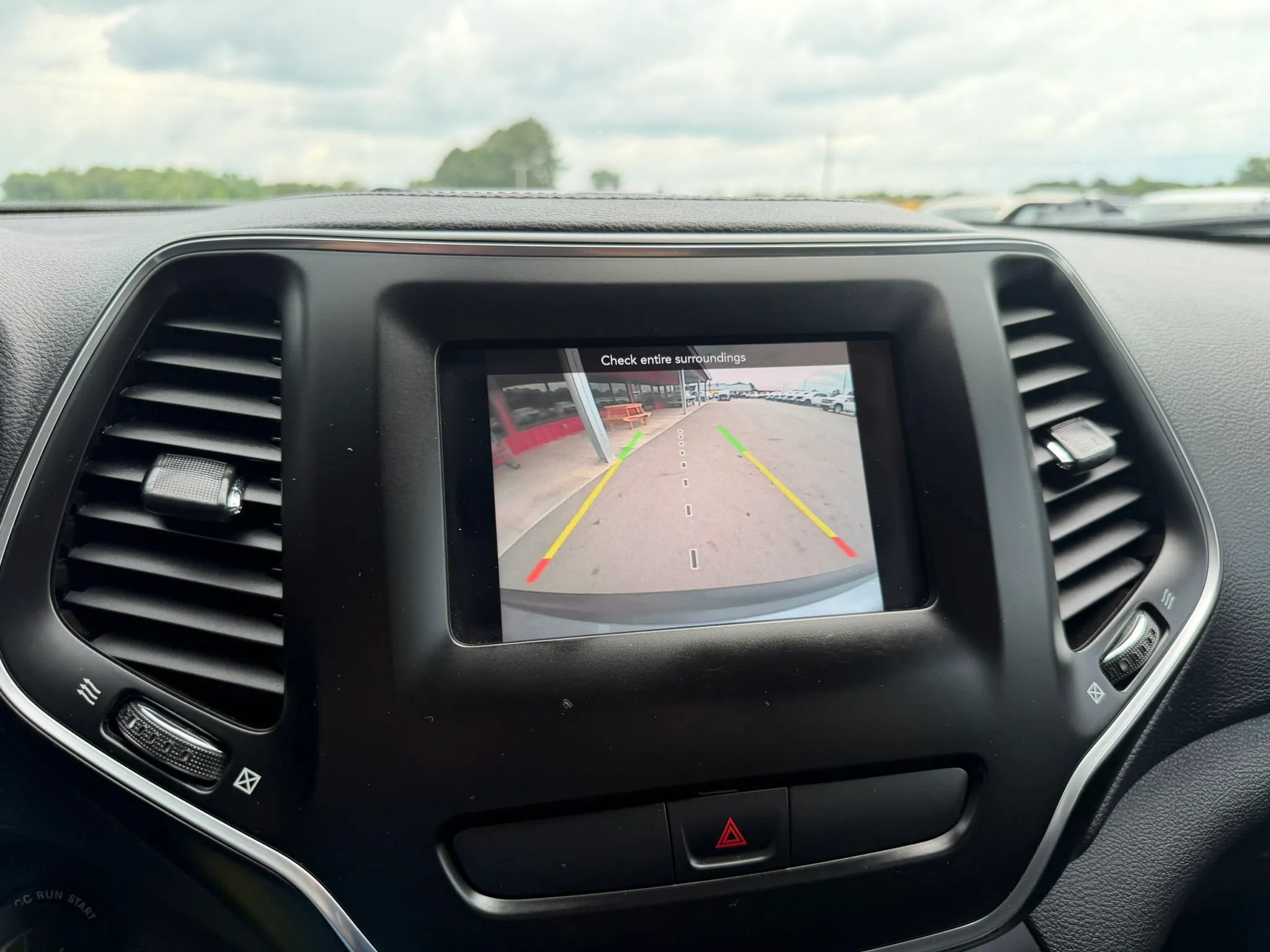 Used 2019 Jeep Cherokee Latitude w/ Popular Appearance Group FWD image 9