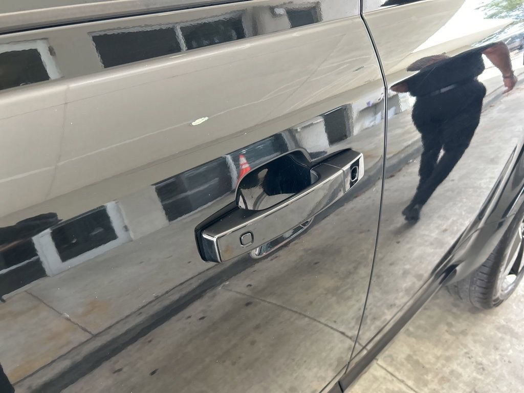 Used 2024 Land Rover Defender 130 X-Dynamic SE image 17