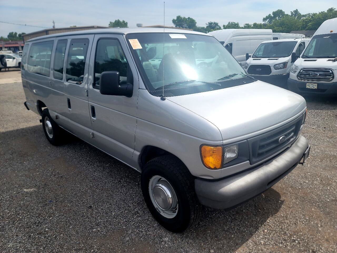 Used 2005 Ford E-350 and Econoline 350 Extended Wagon Super Duty image 3