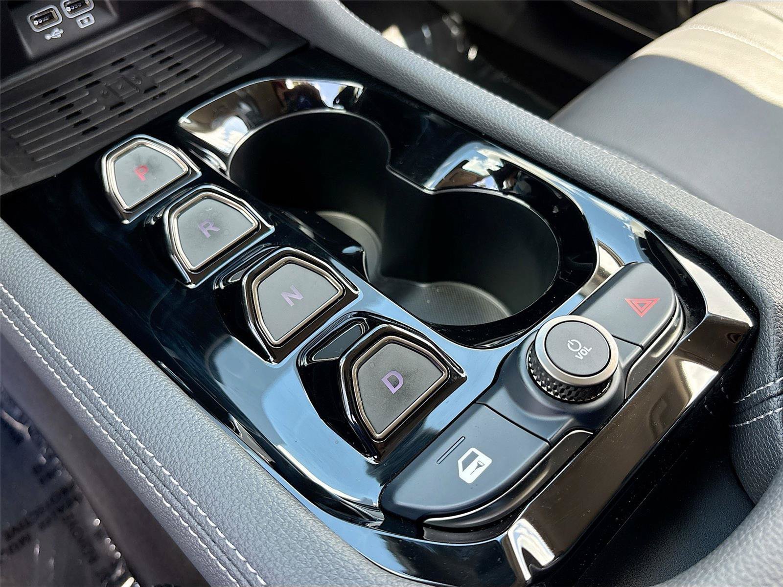 New 2025 VinFast VF 8 Eco AWD/4WD image 16