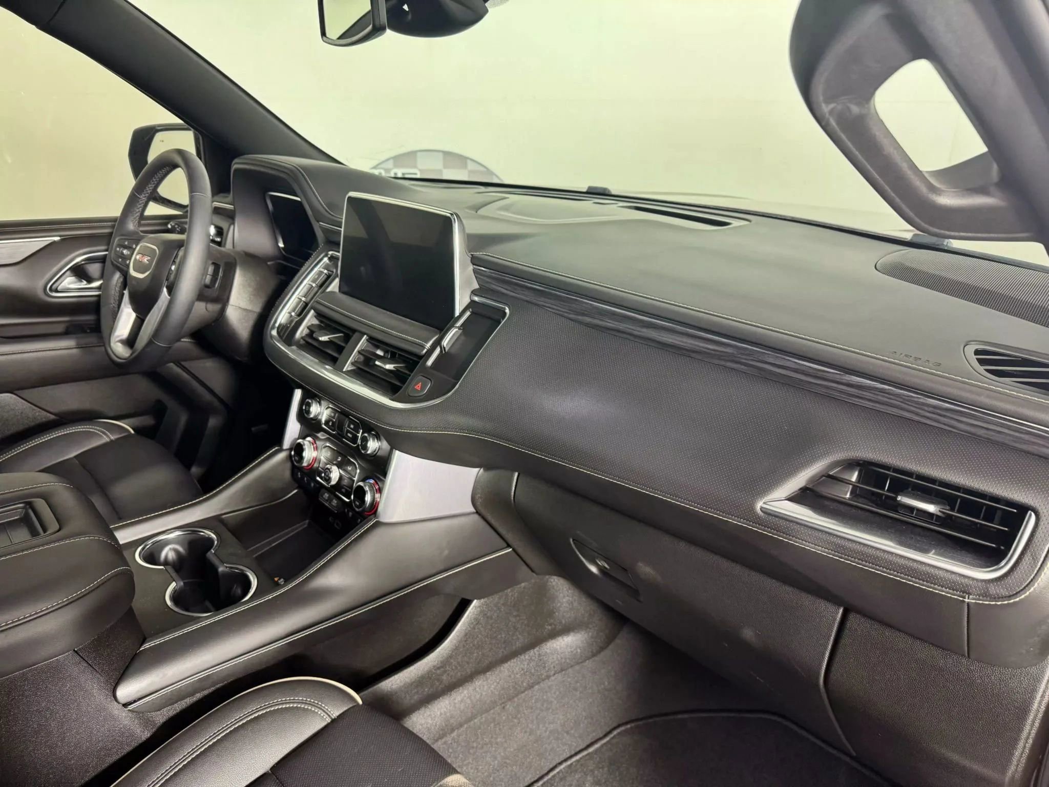 Used 2023 GMC Yukon SLT w/ SLT Luxury Package image 12