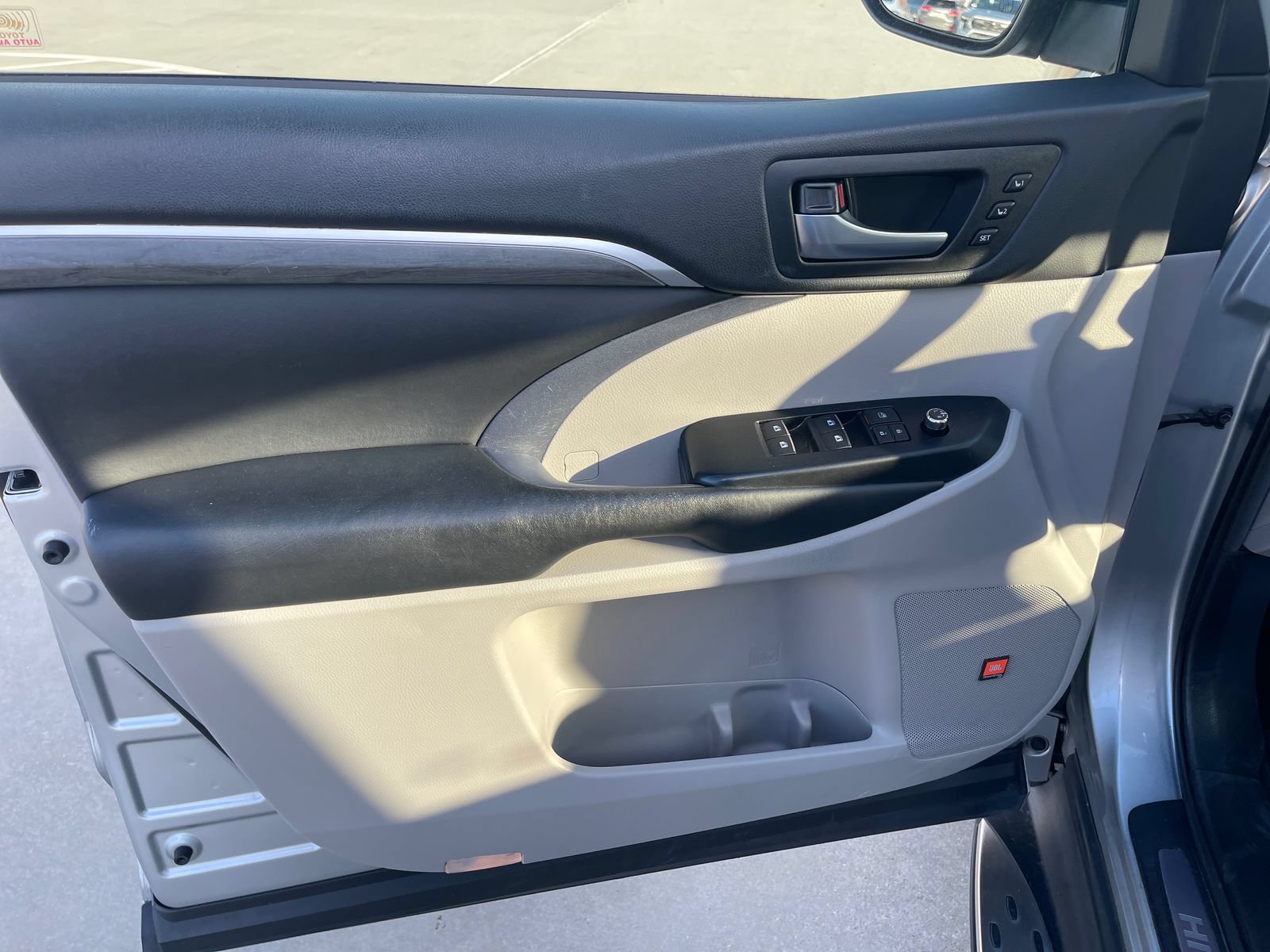 Used 2019 Toyota Highlander Limited Platinum FWD image 29