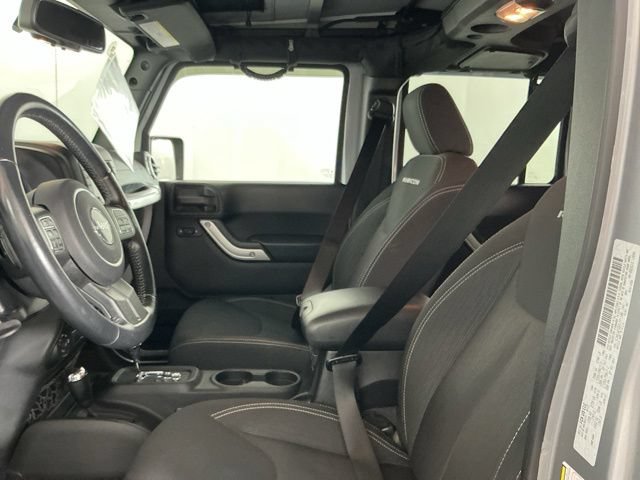 Used 2015 Jeep Wrangler Unlimited Rubicon w/ Connectivity Group AWD/4WD image 13