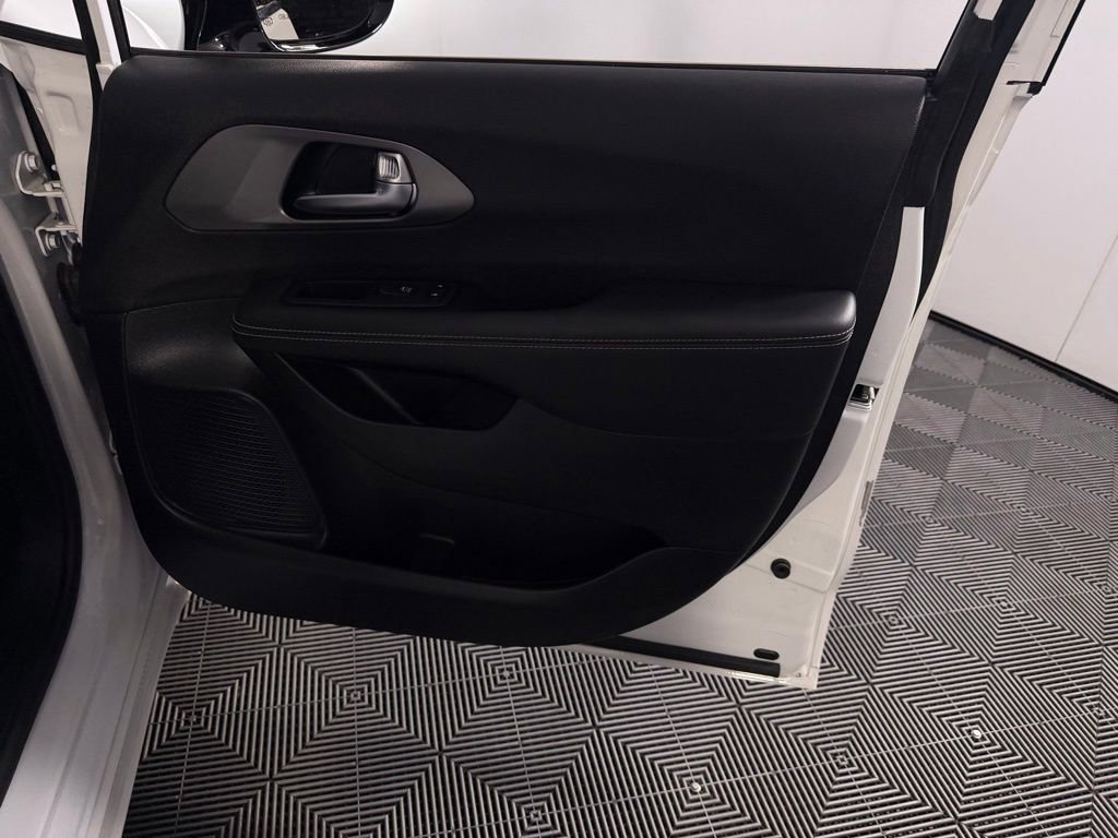 Used 2025 Chrysler Pacifica Select FWD image 33