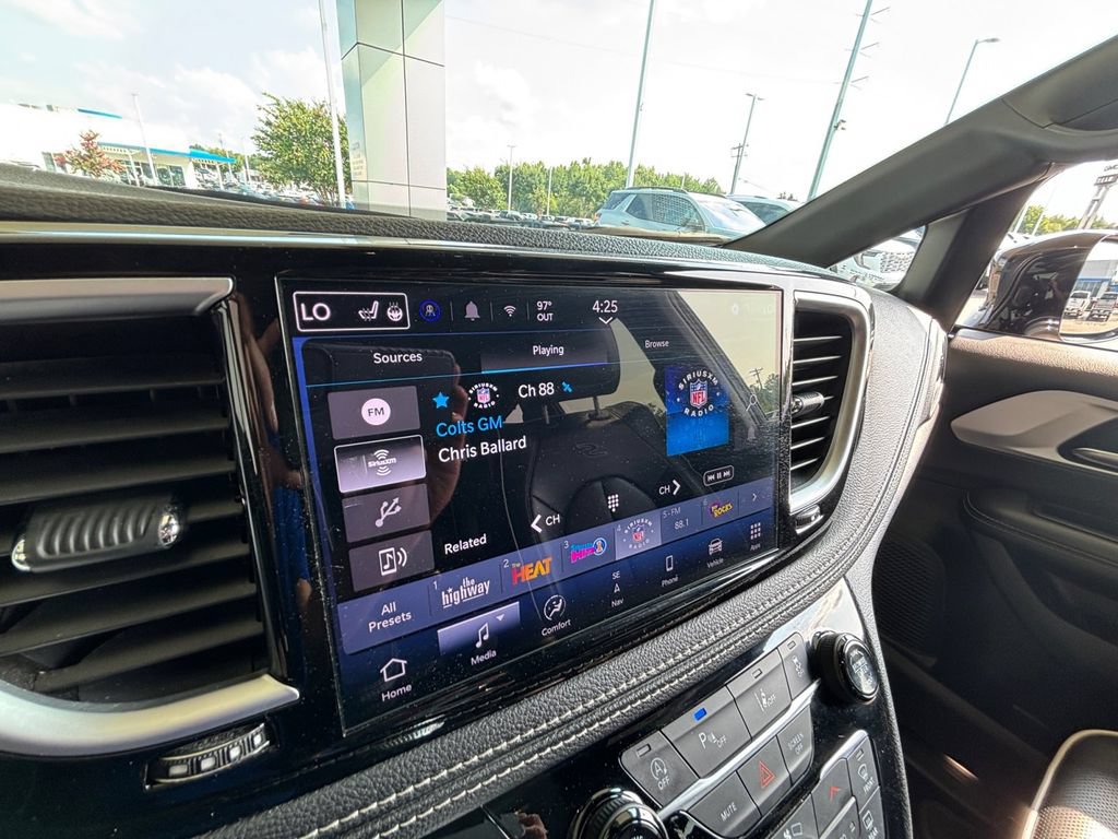 Used 2025 Chrysler Pacifica Limited FWD image 20