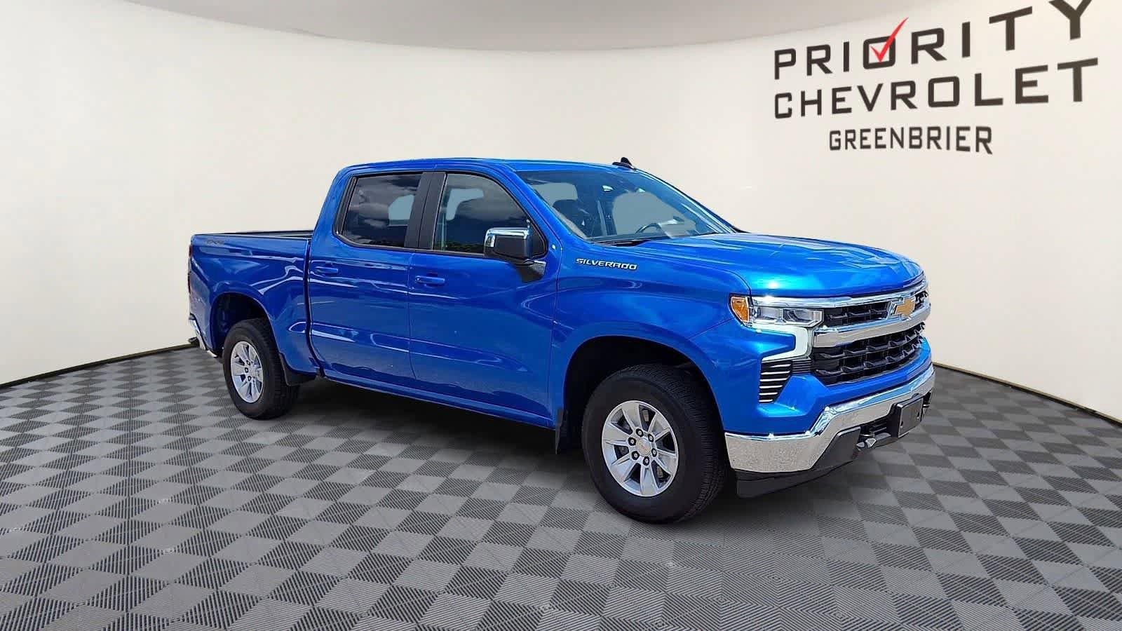 Used 2025 Chevrolet Silverado 1500 LT AWD/4WD image 2