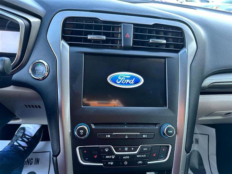 Used 2017 Ford Fusion SE w/ Fusion SE Technology Package image 13