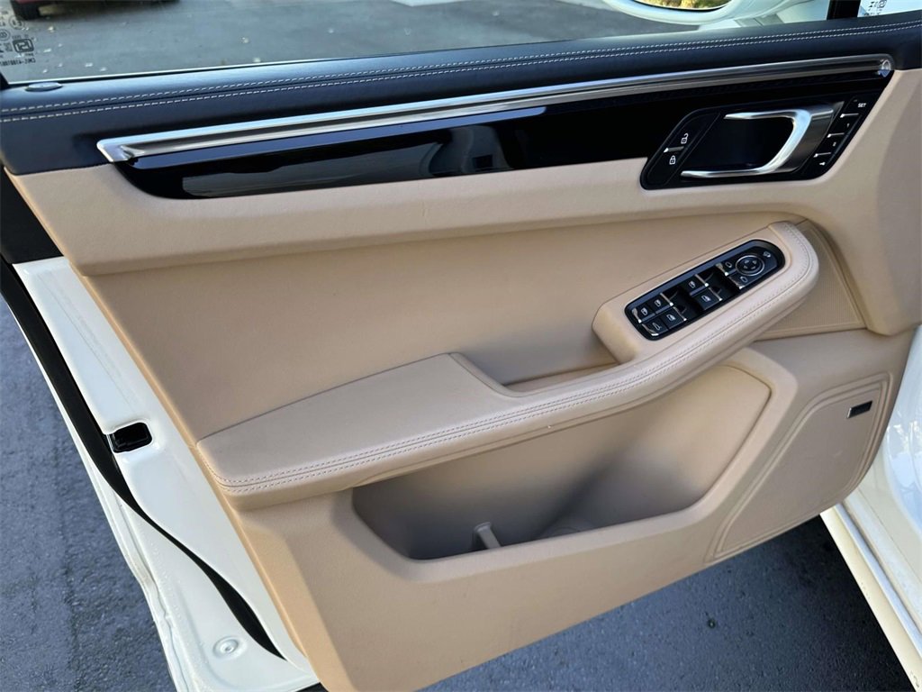 Certified 2025 Porsche Macan image 17
