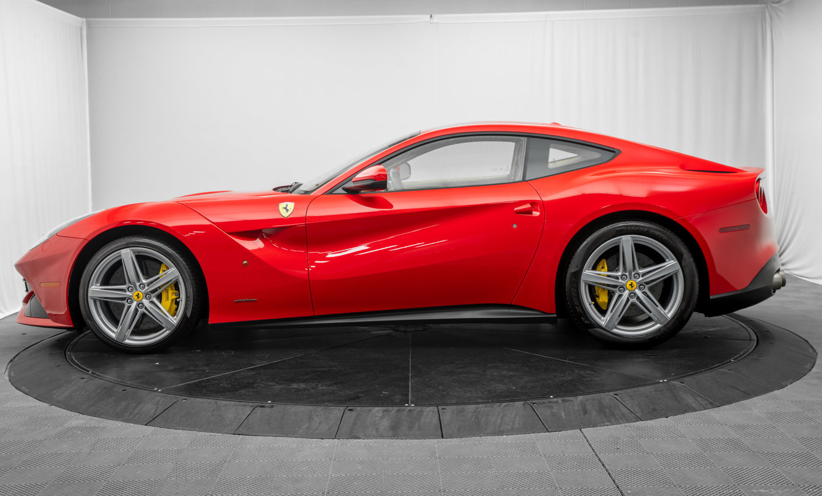 Used 2016 Ferrari F12 Berlinetta RWD image 4