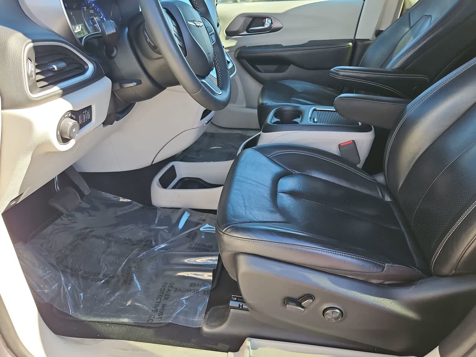 Used 2022 Chrysler Pacifica Touring-L image 17